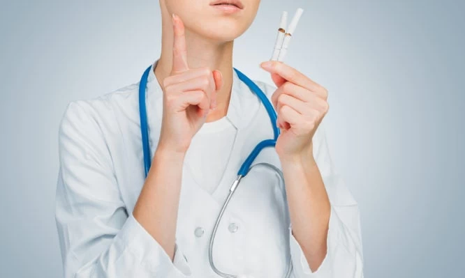 100 ευρώ «καμπάνα» σε εργαζόμενη που κάπνιζε στο “Γεννηματάς” – Δείτε τα πρόστιμα για τους “θεριακλήδες”